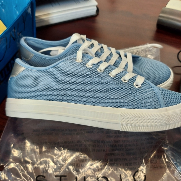 Sneakers - Picture 4 of 4